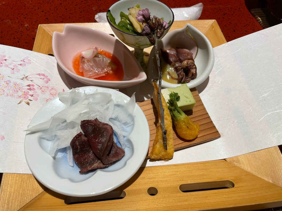 旅館の食事は夕食､朝食共に個室でいただきました。どの料理も美味しかったです。