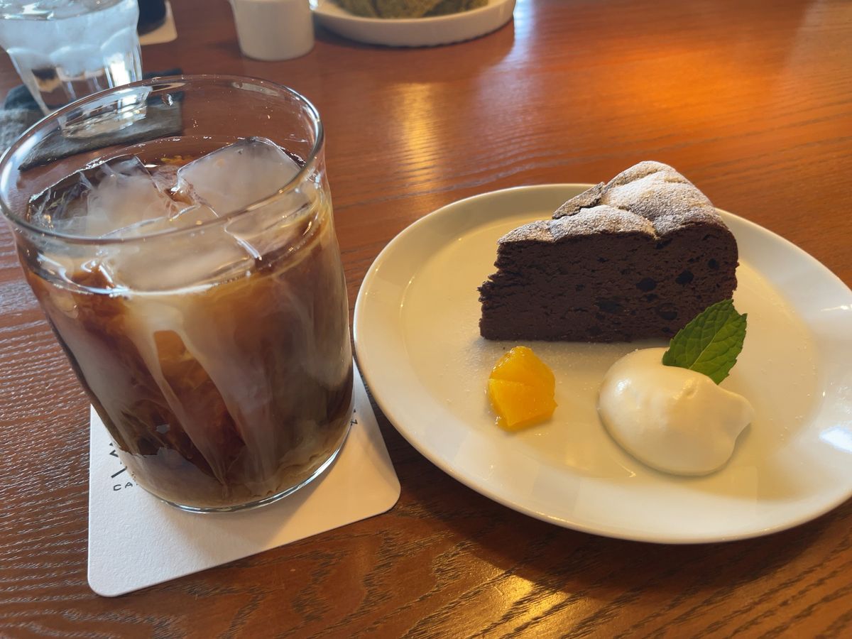 階段途中のカフェで一休み。ホテル併設のカフェですが、雰囲気も良く、コーヒー...