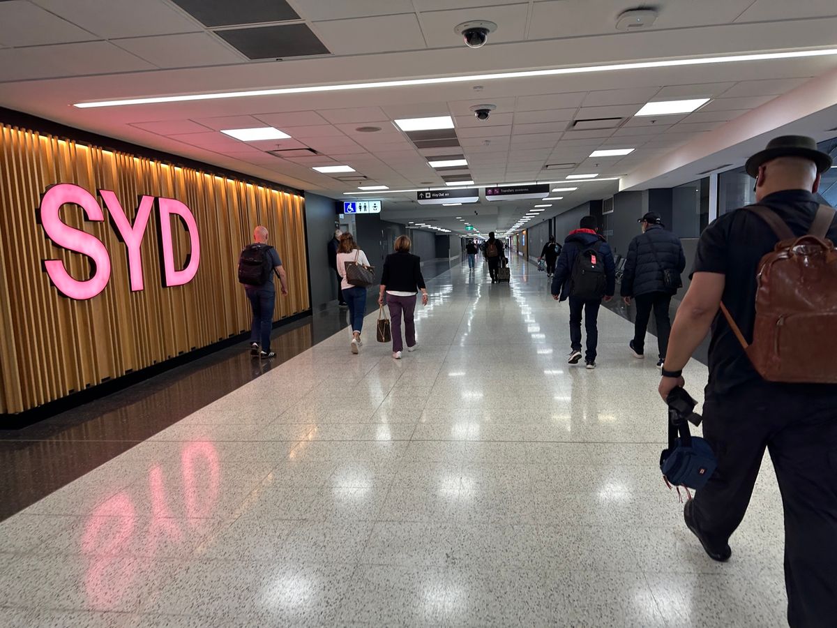 オークランドからシドニーへ。
搭乗するもパイロットの交替と言う、訳のわから...