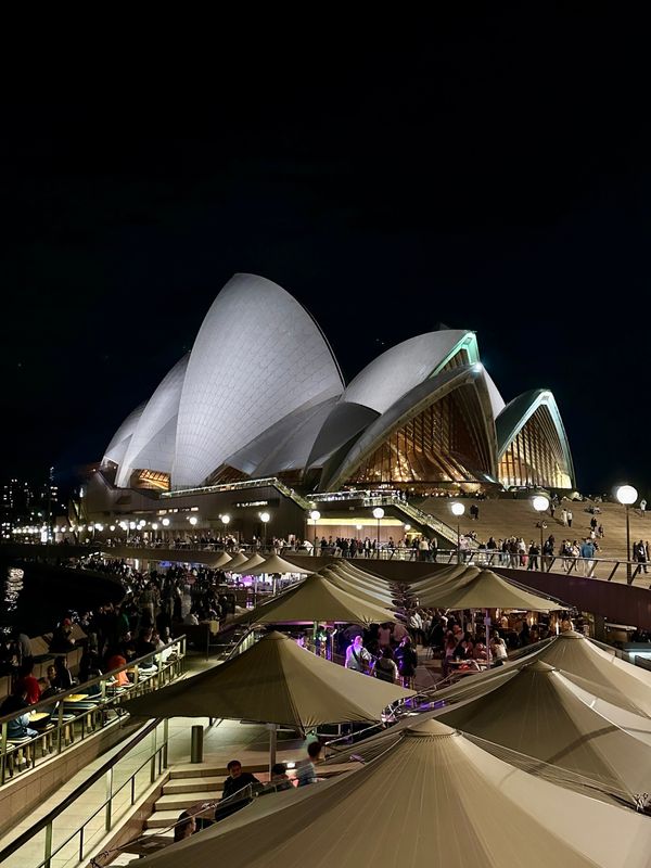 香港・赤鱲角國際機場、Chek Lap Kok International Airport「NRT ✈︎ HKG ✈︎ ACL ✈︎ SYD ✈︎ HND」の写真：オペラハウス、サーキュラーキー、ハーバー...