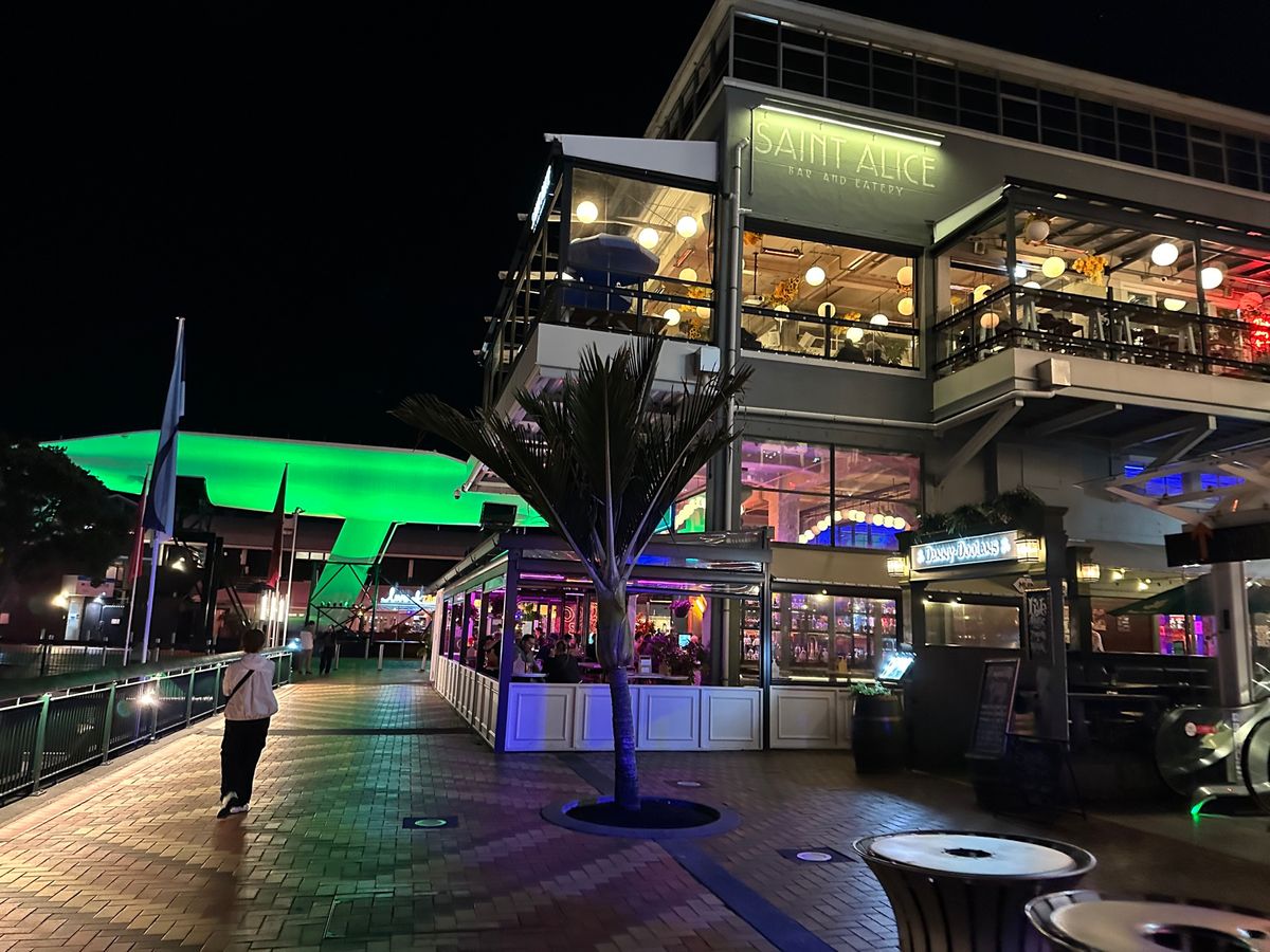 ヴァイダクト港へ食事へ向かうも、完全にツアーリスト向けで辟易、何処も同じ様...