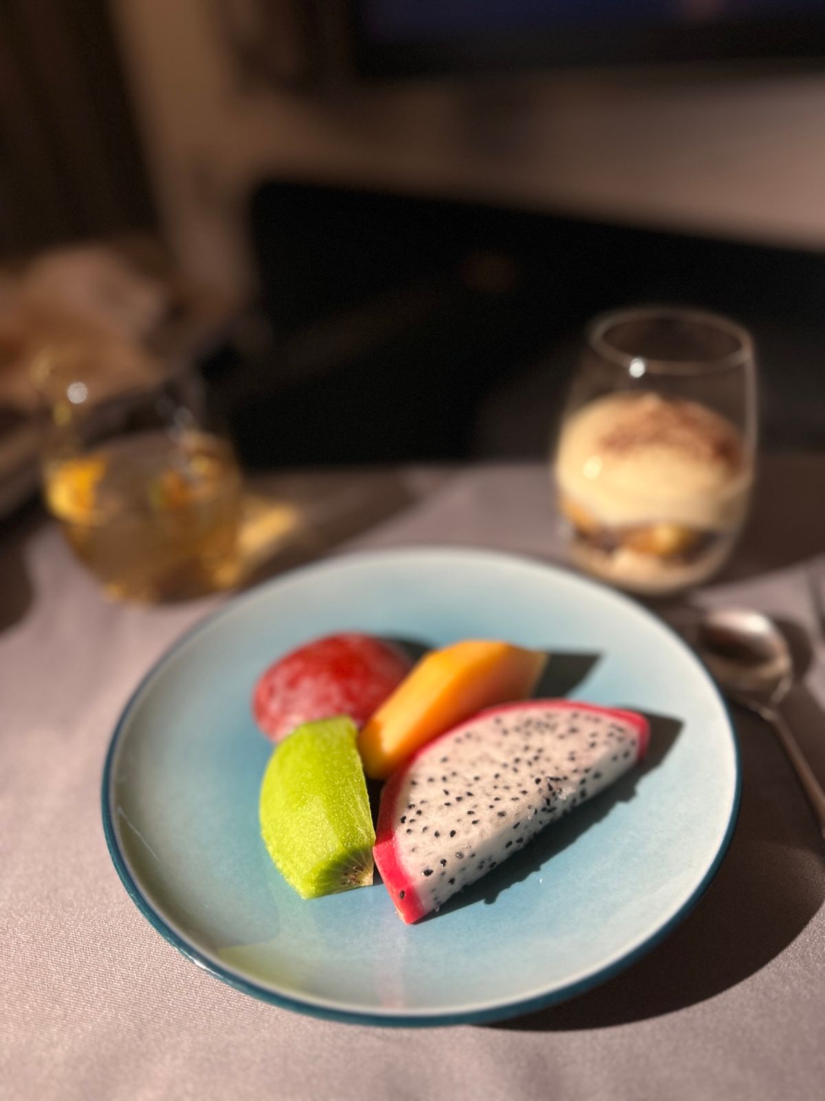 自分もカナダ人妻も仕事をギリギリまでしての搭乗だったので、この時点で宿もプ...