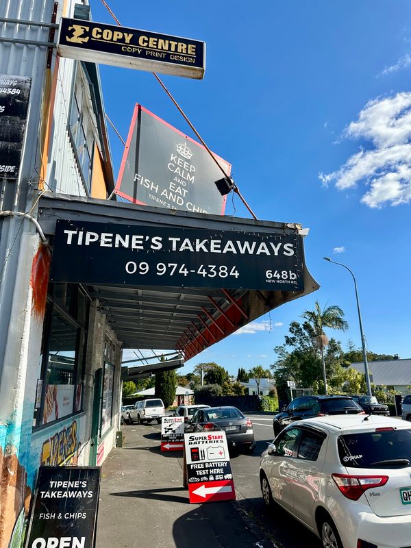 香港・赤鱲角國際機場、Chek Lap Kok International Airport「NRT ✈︎ HKG ✈︎ ACL ✈︎ SYD ✈︎ HND」の写真：お昼はタイ人が営むフィッシュ&amp;チップスの...