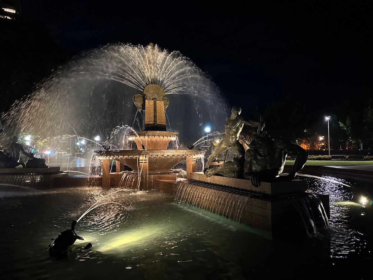 ハイドパークからライトアップされたNSW州立図書館を抜けてオペラハウスへ向...