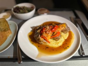 自分もカナダ人妻も仕事をギリギリまでしての搭乗だったので、この時点で宿もプ...