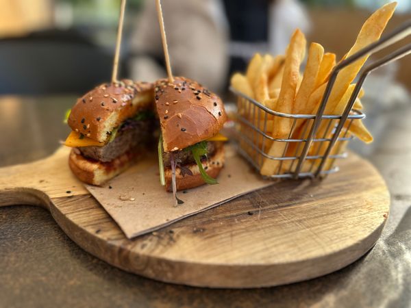 香港・赤鱲角國際機場、Chek Lap Kok International Airport「NRT ✈︎ HKG ✈︎ ACL ✈︎ SYD ✈︎ HND」の写真：NZLは食べ物に非常に困るので、基本は自...