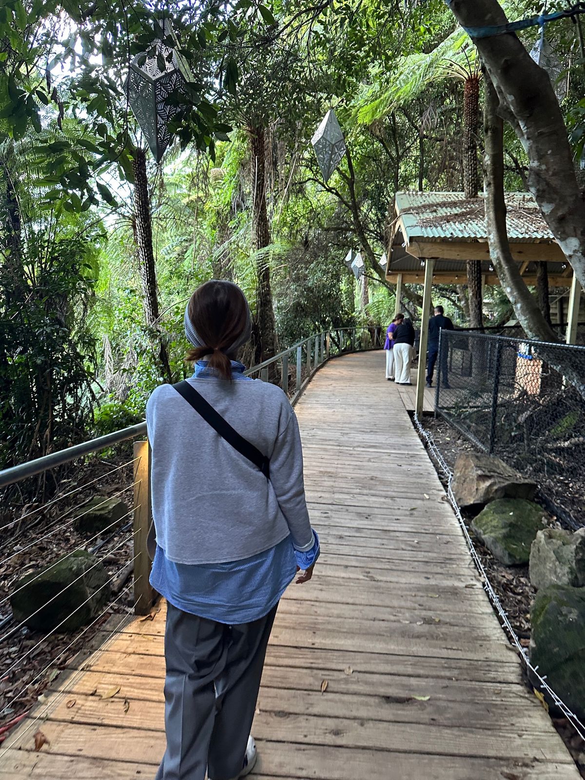 Scenic walkwayは整備されてて、歩きやすかった。

途中、妻が...