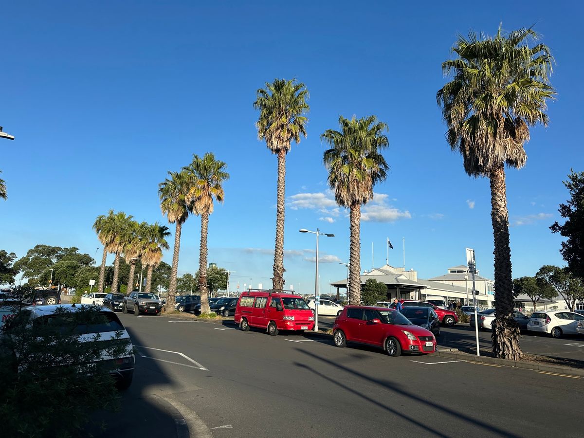 ハーバーブリッジを渡って対岸のデボンポートへ。