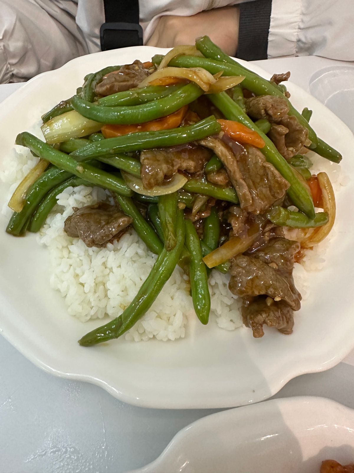 ヴァイダクト港へ食事へ向かうも、完全にツアーリスト向けで辟易、何処も同じ様...