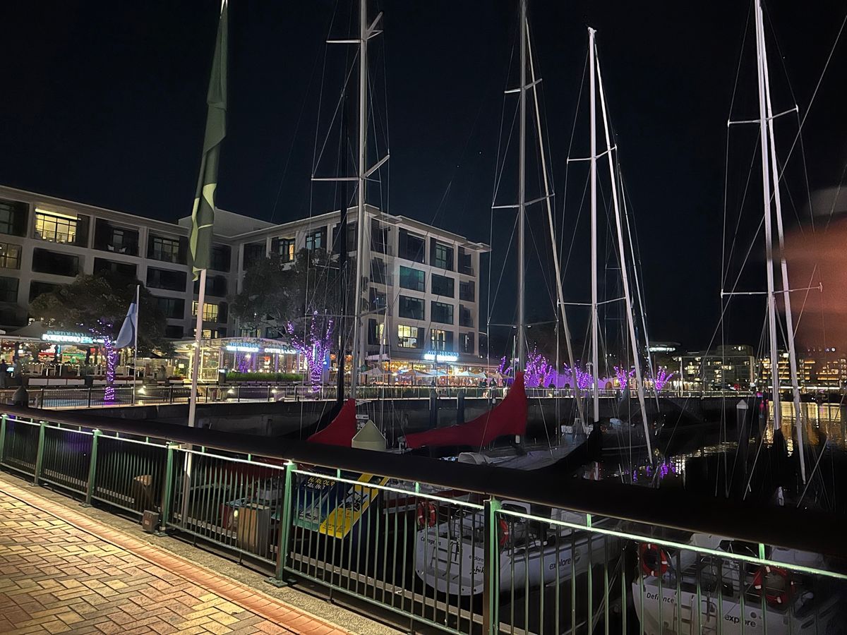 ヴァイダクト港へ食事へ向かうも、完全にツアーリスト向けで辟易、何処も同じ様...