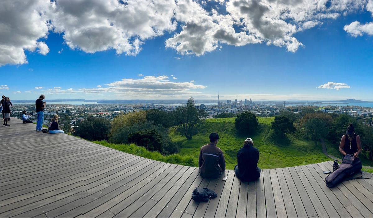 山頂には火山跡のクレーターが。