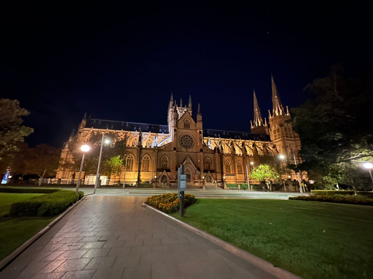 ハイドパークからライトアップされたNSW州立図書館を抜けてオペラハウスへ向...