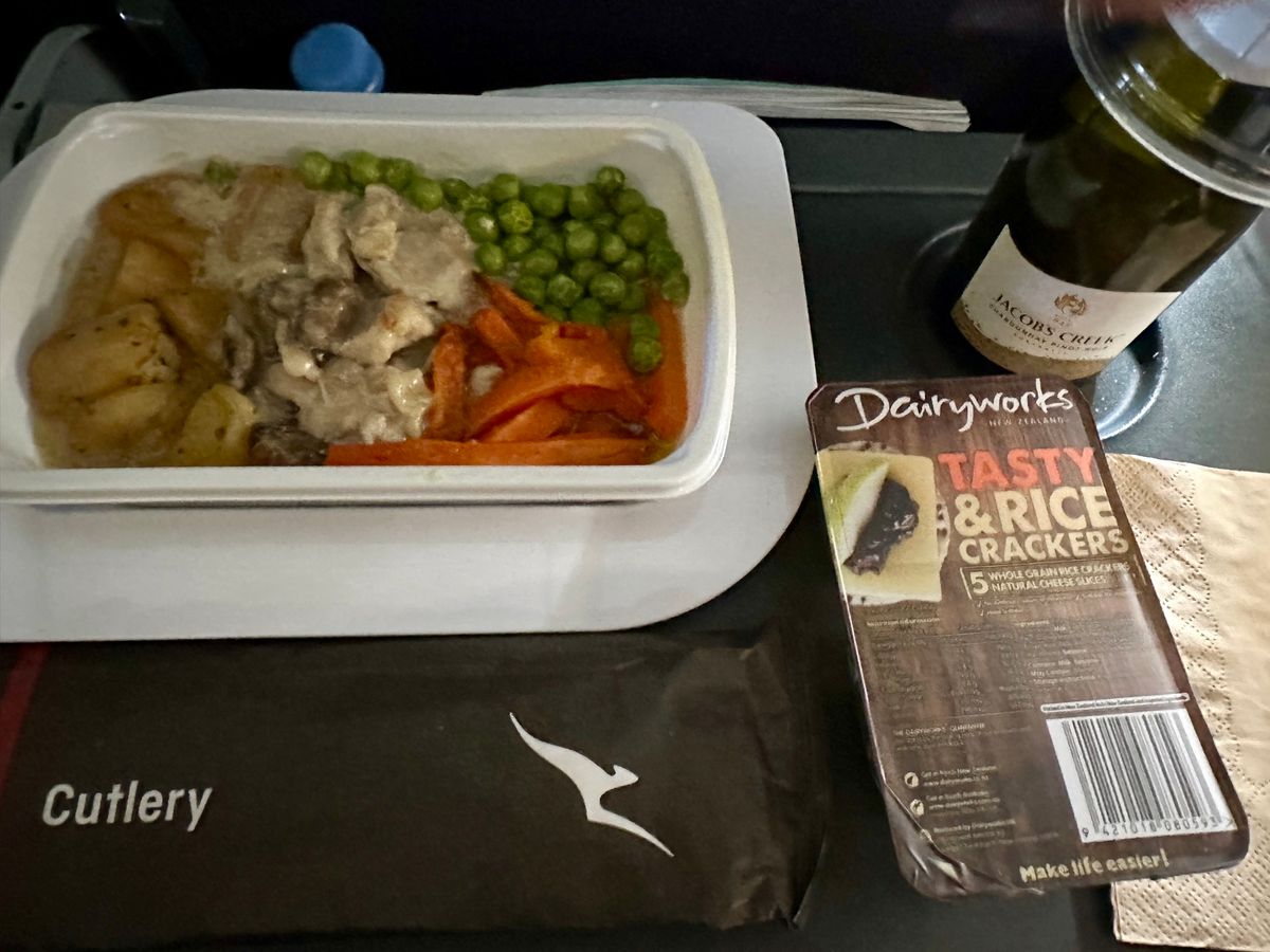 オークランドからシドニーへ。
搭乗するもパイロットの交替と言う、訳のわから...