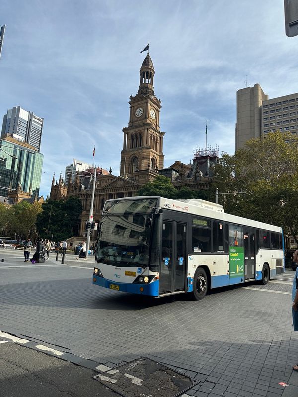 香港・赤鱲角國際機場、Chek Lap Kok International Airport「NRT ✈︎ HKG ✈︎ ACL ✈︎ SYD ✈︎ HND」の写真：PITT Stを通ってロックスへ向かう