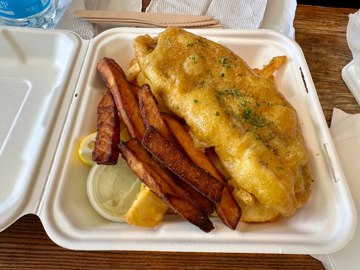 お昼はタイ人が営むフィッシュ&チップスのお店へ。
小さなお店でオークランド...