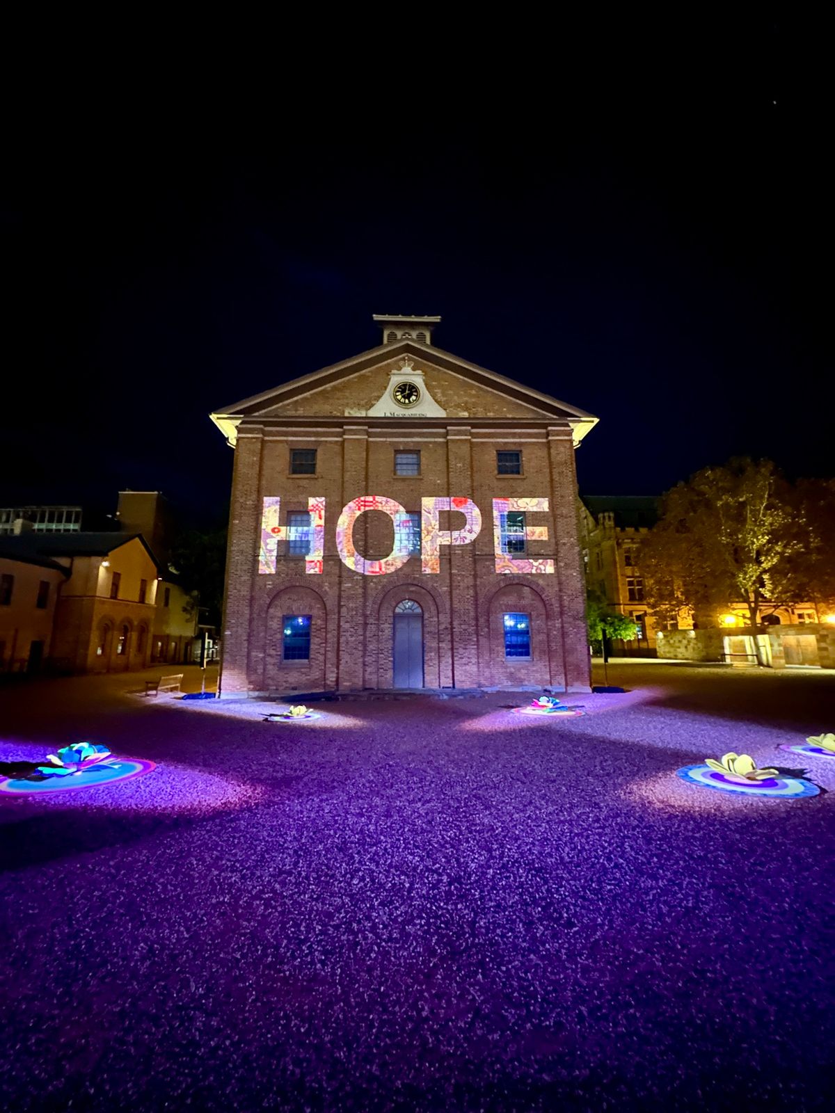 夜のハイドパークを散策。
世界遺産のバラックスでは、”丹後ひろみさんの希望...