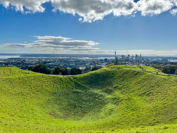 香港・赤鱲角國際機場、Chek Lap Kok International Airport「NRT ✈︎ HKG ✈︎ ACL ✈︎ SYD ✈︎ HND」の写真：山頂には火山跡のクレーターが。