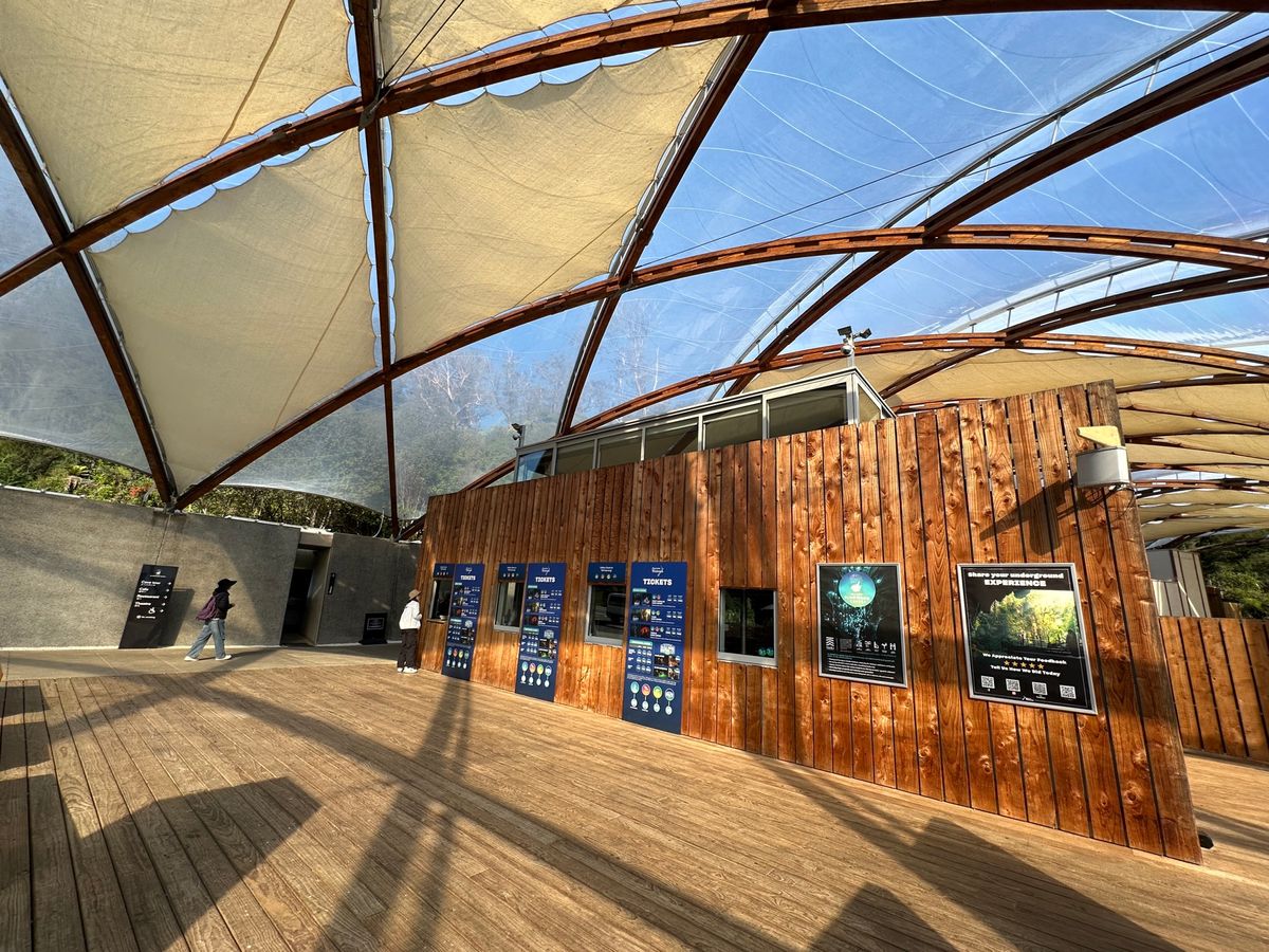 ワイトモ到着。
オークランドから200km。
土ホタルを見に来た。