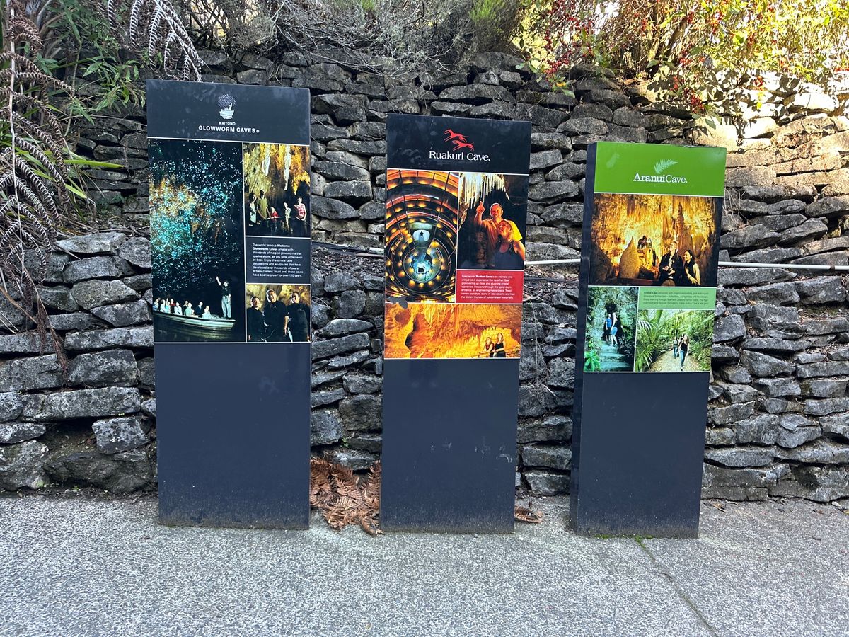 ワイトモ到着。
オークランドから200km。
土ホタルを見に来た。