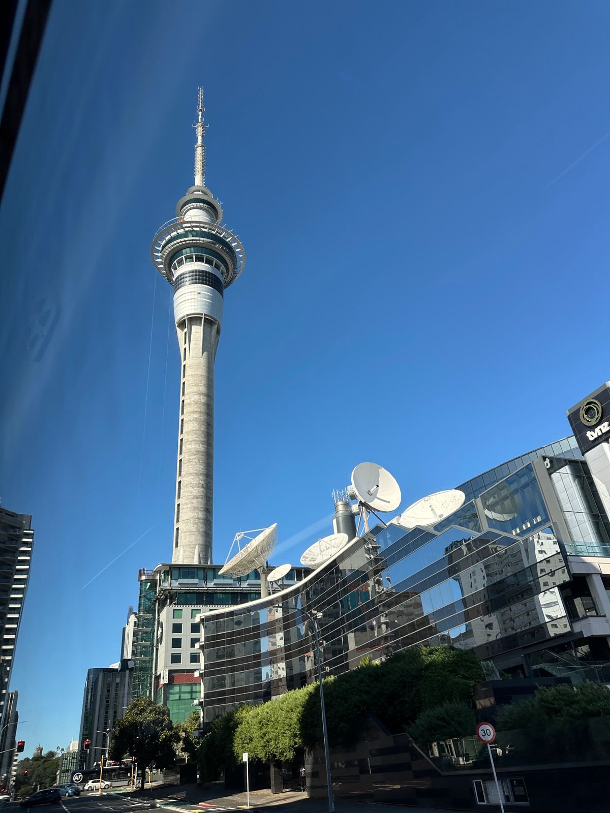 空港でレンタカー借りてオークランド市内へ