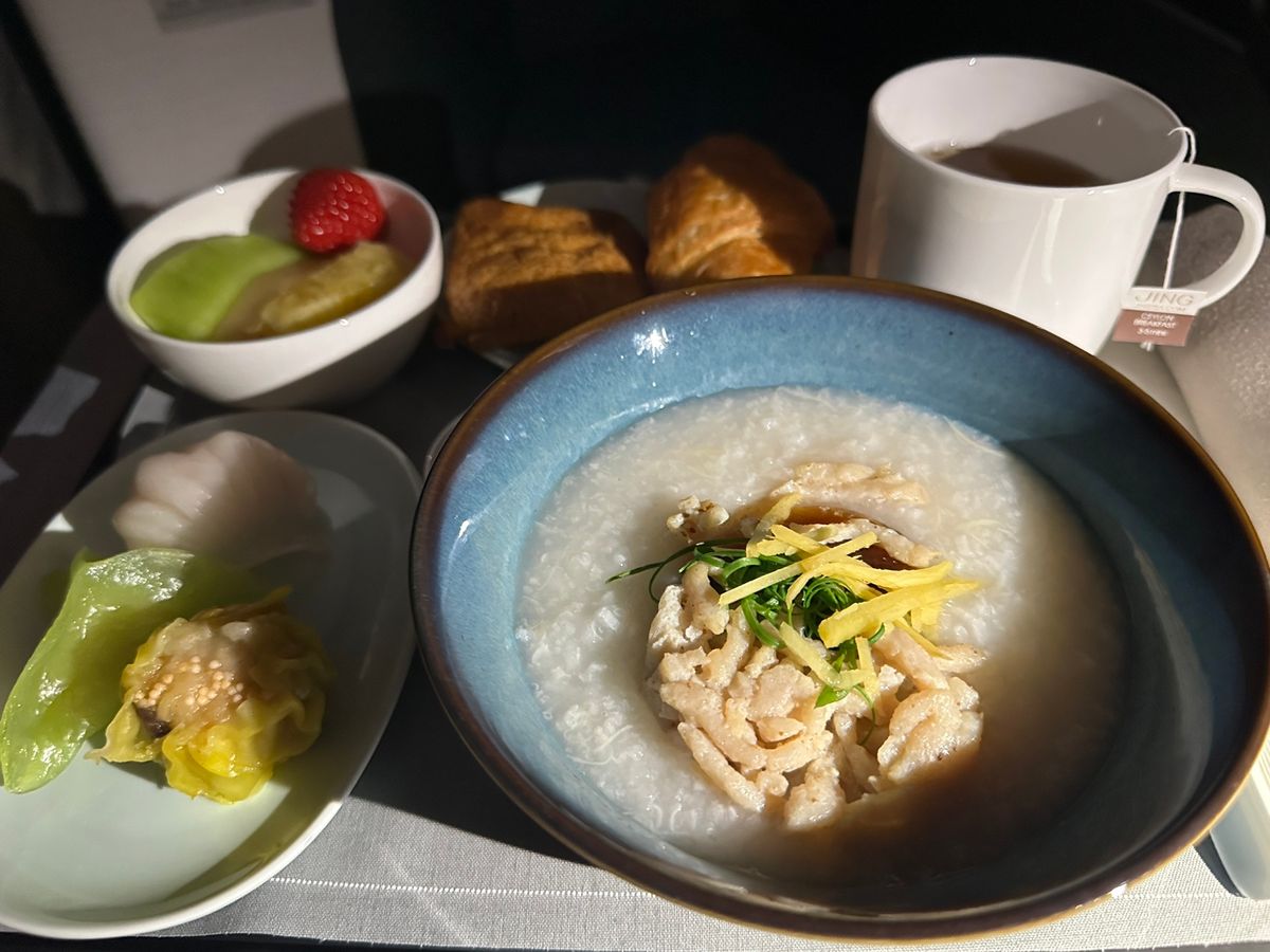 自分もカナダ人妻も仕事をギリギリまでしての搭乗だったので、この時点で宿もプ...