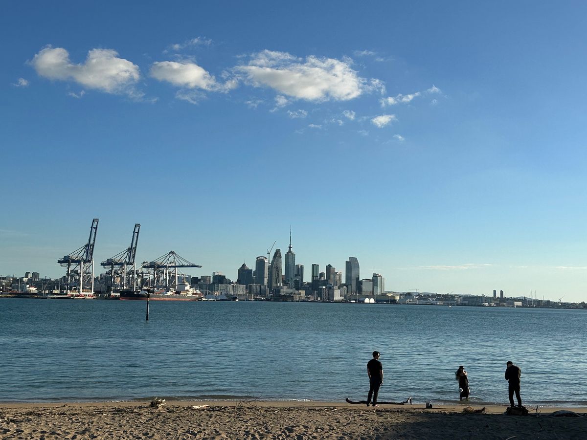 ハーバーブリッジを渡って対岸のデボンポートへ。