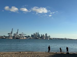 ハーバーブリッジを渡って対岸のデボンポートへ。