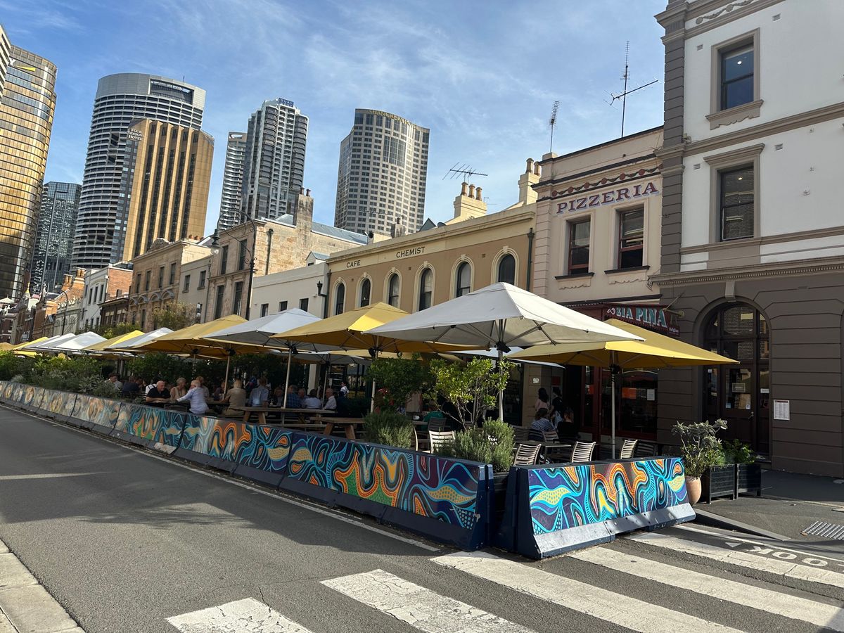 PITT Stを通ってロックスへ向かう