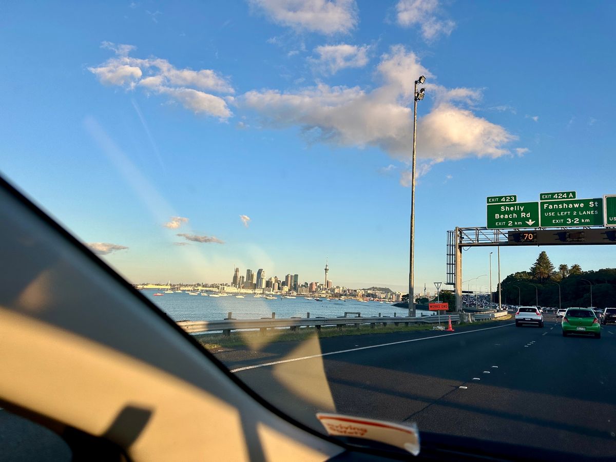 ハーバーブリッジを渡って対岸のデボンポートへ。