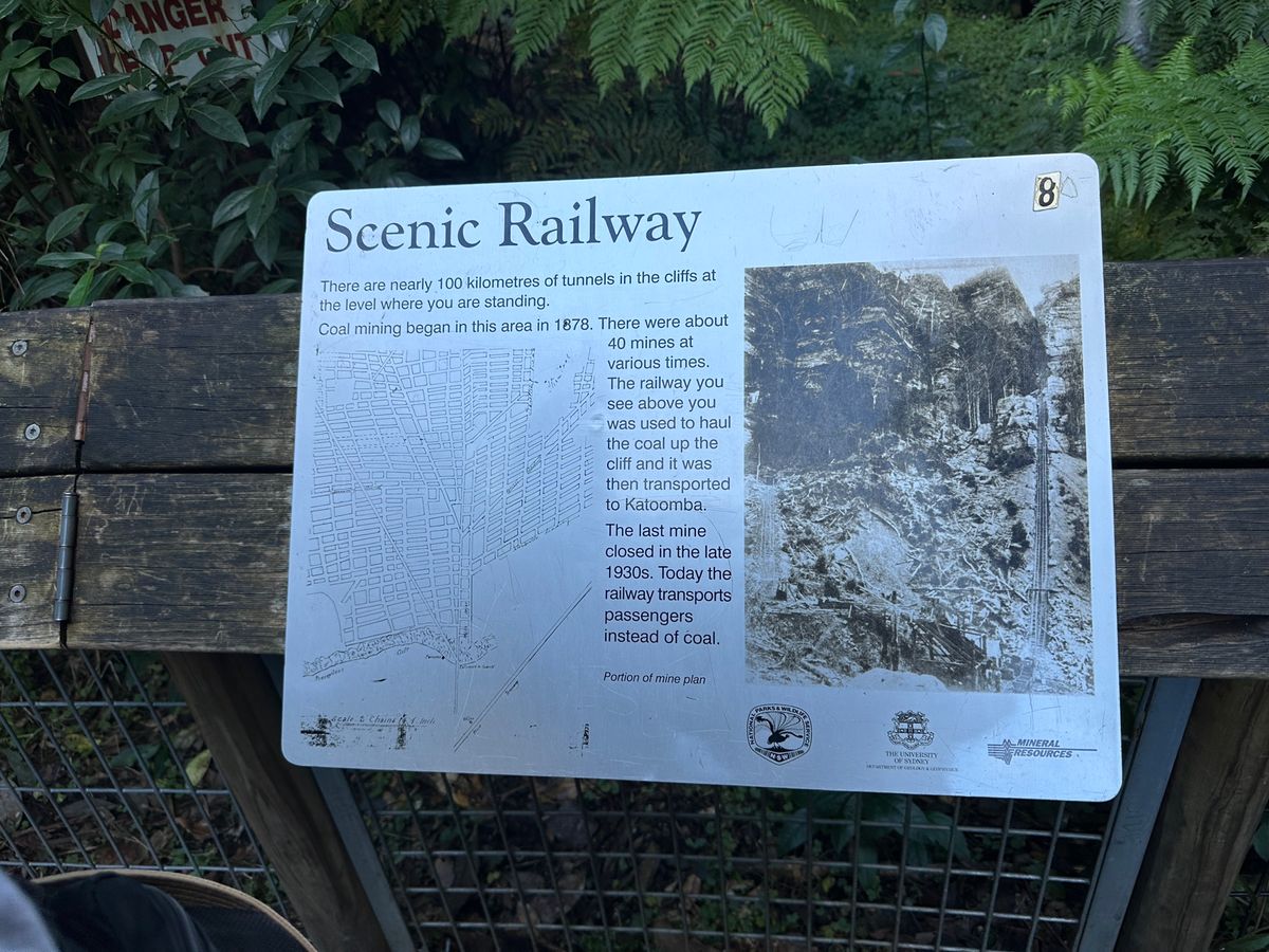 Scenic walkwayは整備されてて、歩きやすかった。

途中、妻が...