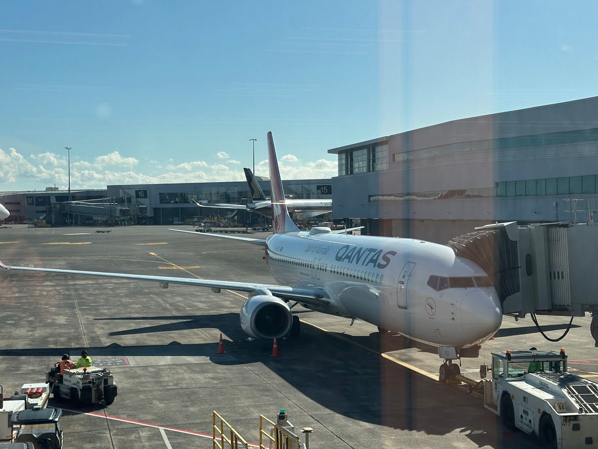 オークランドからシドニーへ。
搭乗するもパイロットの交替と言う、訳のわから...