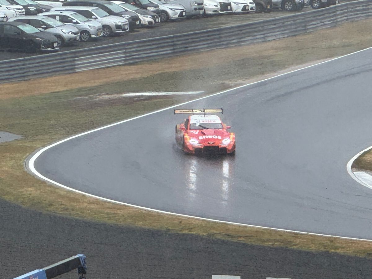 決勝は強風と雨の中で大変‼️
赤旗もでる大荒れの展開