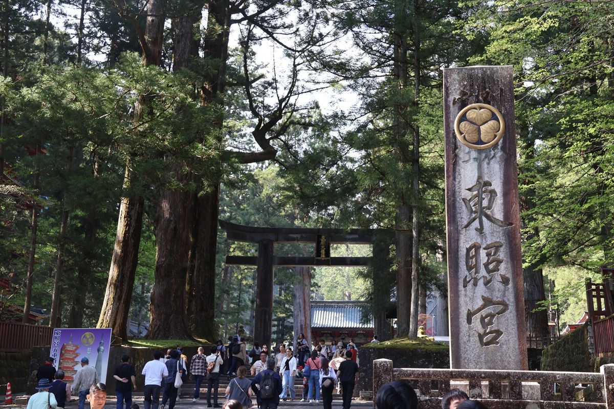 日光東照宮。参拝しようと思いましたが、チケット売り場には長い行列。いつ買え...