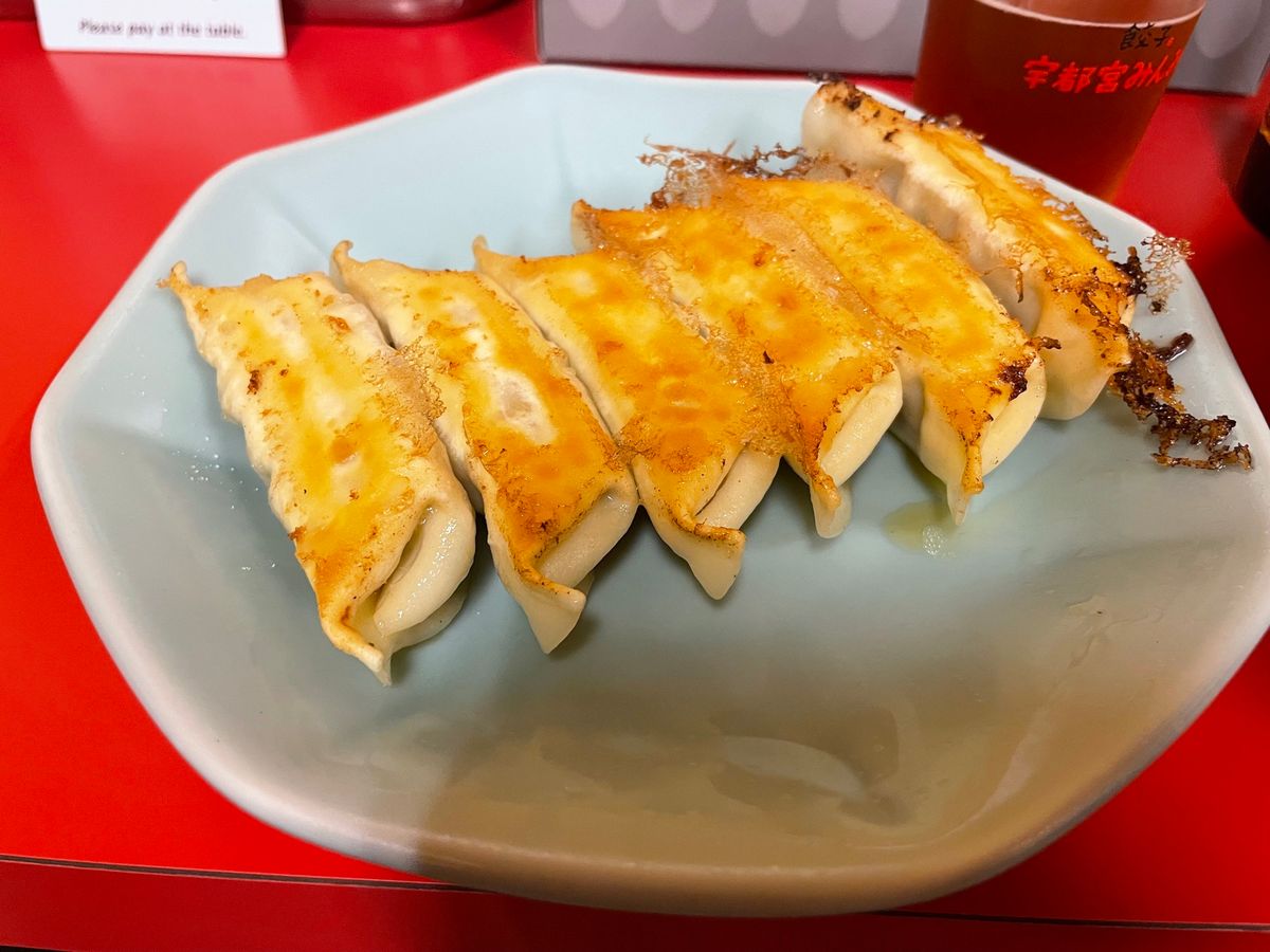 次のお店は餃子通りにある老舗「みんみん」の本店。結局一時間近く待ちました。