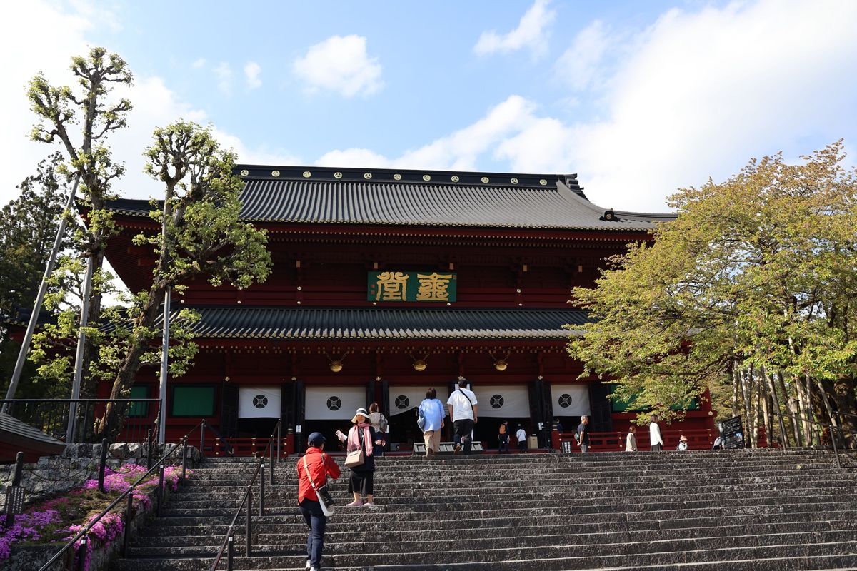 日光湯元温泉からバスで日光駅に向かいます。途中下車して日光山輪王寺へ。
