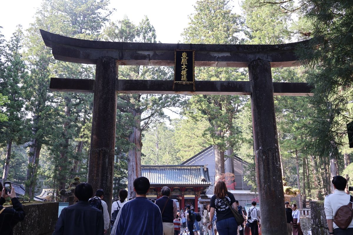 日光東照宮。参拝しようと思いましたが、チケット売り場には長い行列。いつ買え...