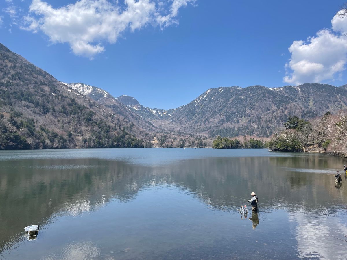 湯ノ湖では釣り解禁日でした。たくさんの釣り人がいました。