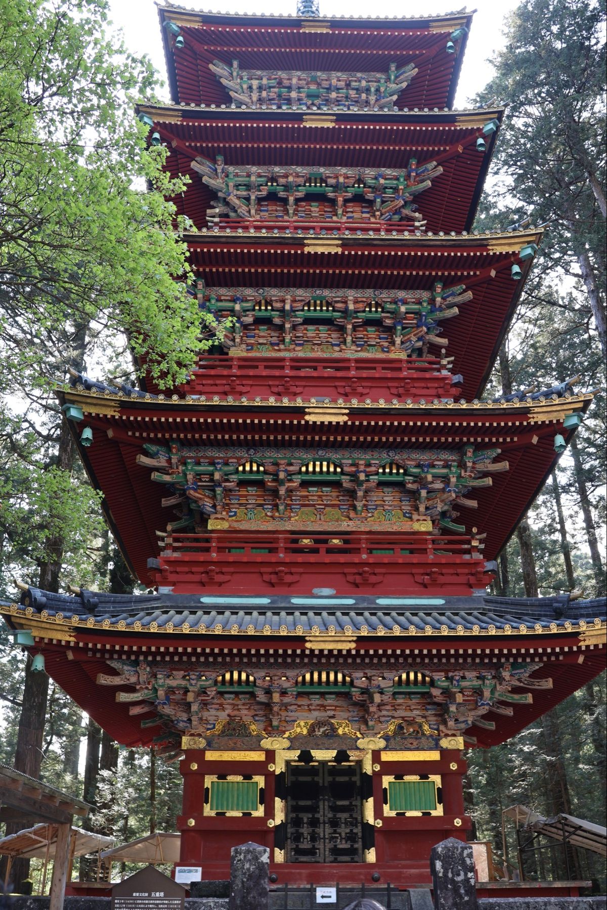 日光東照宮。参拝しようと思いましたが、チケット売り場には長い行列。いつ買え...