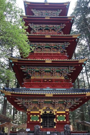 日光東照宮。参拝しようと思いましたが、チケット売り場には長い行列。いつ買え...