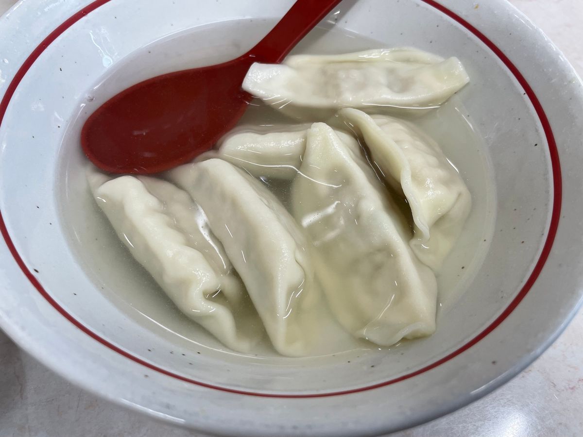 帰る前に宇都宮駅で途中下車して晩御飯。宇都宮といえば餃子ですね。最初のお店...