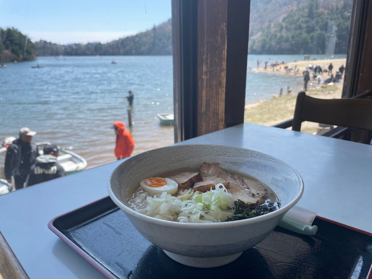 湯ノ湖のレストハウスでラーメン。味はそれなりですが、眺めが最高！美味しさも...