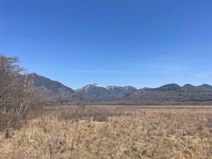 雄大な男体山を眺めながら歩くコース。木道の遊歩道なので、ハイカーだけでなく...