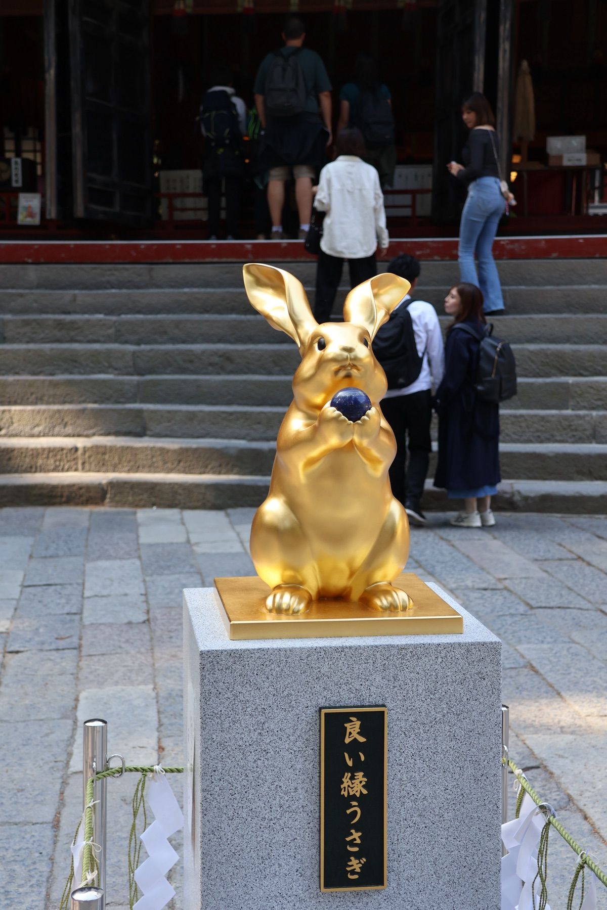 日光二荒山神社を参拝。金のうさぎの像がありました。