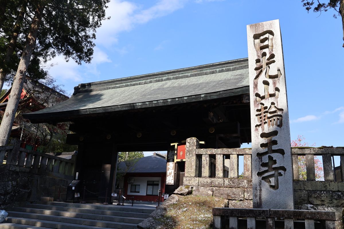 日光湯元温泉からバスで日光駅に向かいます。途中下車して日光山輪王寺へ。