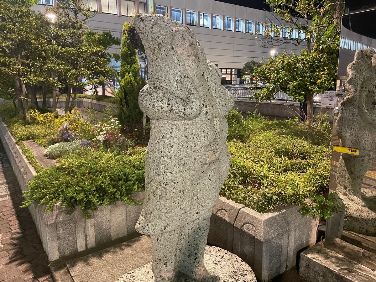 駅前にある餃子の像。もっと前は別の場所にあった記憶があります。