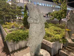 駅前にある餃子の像。もっと前は別の場所にあった記憶があります。