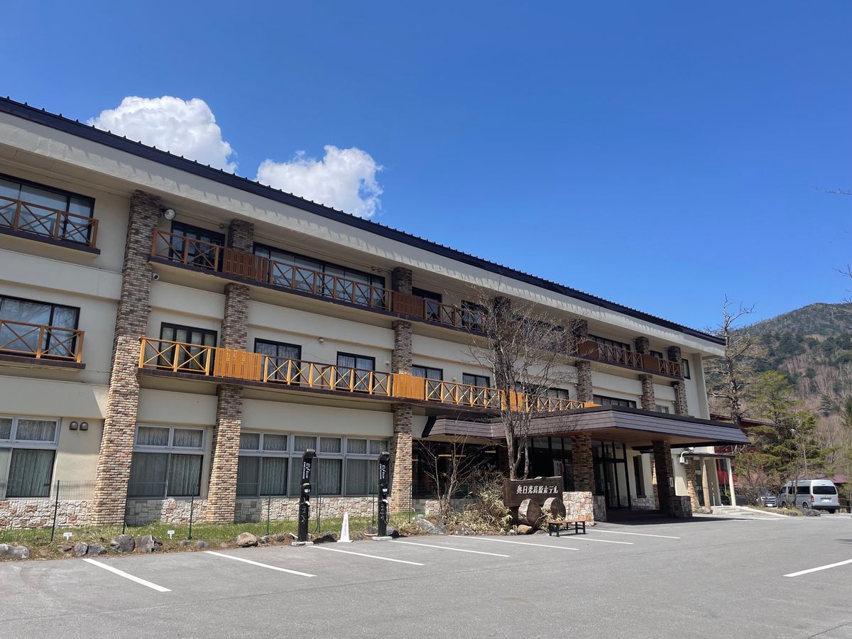 奥日光高原ホテルで温泉に。日帰り入浴は1,200円。近くにはまだ雪が残って...