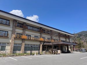 奥日光高原ホテルで温泉に。日帰り入浴は1,200円。近くにはまだ雪が残って...