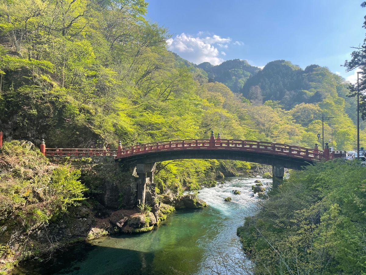 日光の名所の一つ、神橋。青紅葉が美しい。