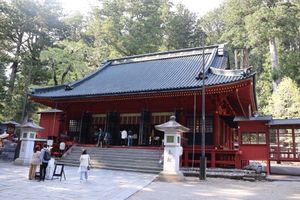 日光二荒山神社を参拝。金のうさぎの像がありました。